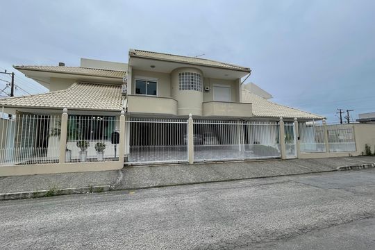 Fachada de casa para alugar com 2 quartos, 352m² em Caminho Novo, Palhoça