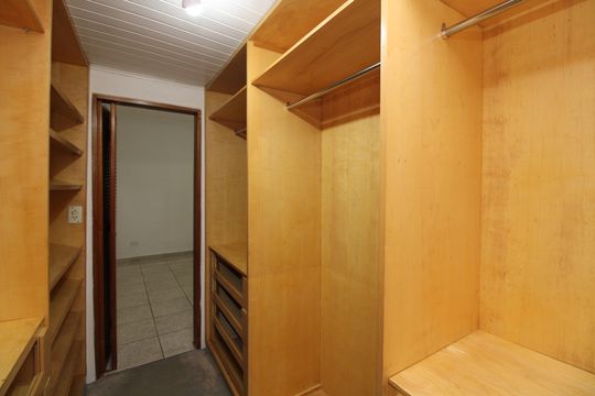 Closet do quarto de casa para alugar com 1 quarto, 70m² em Vila Londrina, São Paulo