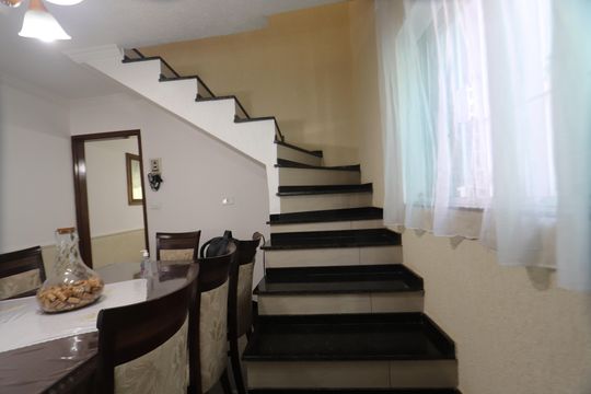 Escadas de casa à venda com 5 quartos, 148m² em Parque Santa Madalena, São Paulo