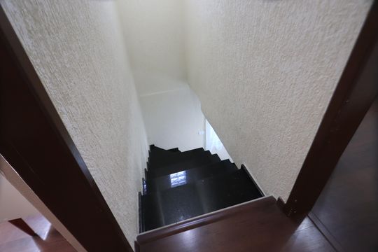 Escadas de casa à venda com 5 quartos, 148m² em Parque Santa Madalena, São Paulo