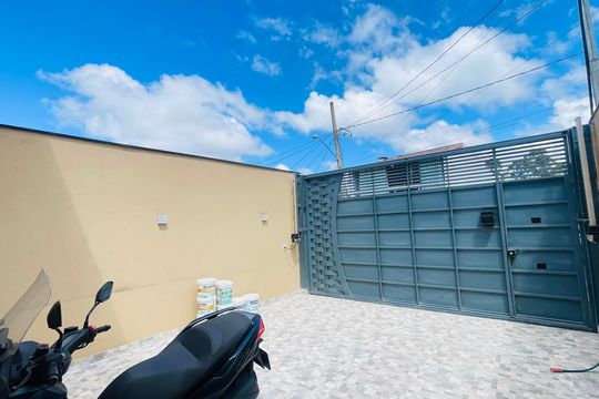 Garagem de casa para alugar com 3 quartos, 150m² em Jardim Santa Paula, Cotia