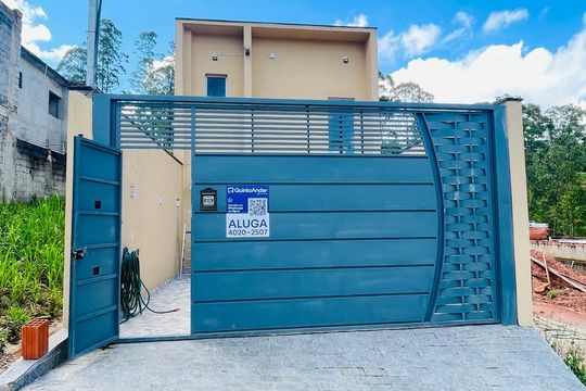 Fachada com placa instalada de casa para alugar com 3 quartos, 150m² em Jardim Santa Paula, Cotia