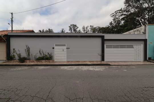 Fachada de casa à venda com 4 quartos, 380m² em Chácara Meyer, São Paulo