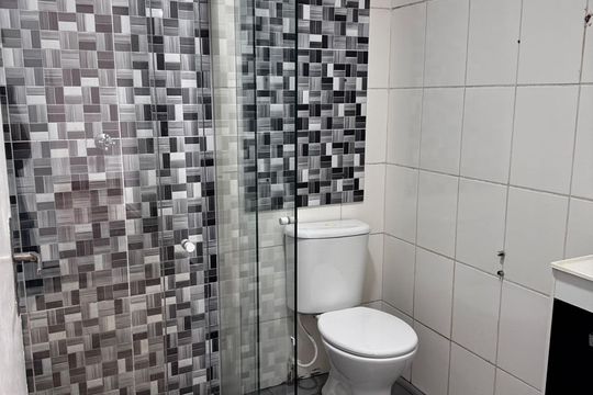 Banheiro de apartamento para alugar com 2 quartos, 49m² em Jardim Nova Cidade, Guarulhos