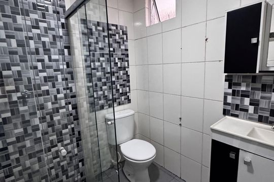 Banheiro de apartamento para alugar com 2 quartos, 49m² em Jardim Nova Cidade, Guarulhos