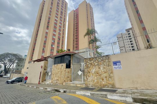 Placa instalada na fachada do imóvel de apartamento para alugar com 2 quartos, 70m² em Vila das Palmeiras, Guarulhos