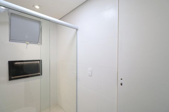 Banheiro  de kitnet/studio para alugar com 1 quarto, 28m² em Vila Romana, São Paulo