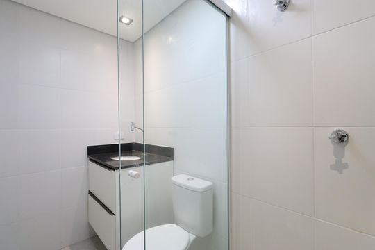 Banheiro  de kitnet/studio para alugar com 1 quarto, 28m² em Vila Romana, São Paulo