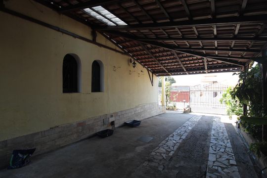 Garagem de casa para alugar com 4 quartos, 350m² em Minas Caixa, Belo Horizonte