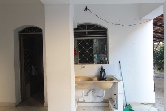 Área de Serviço de casa para alugar com 4 quartos, 350m² em Minas Caixa, Belo Horizonte