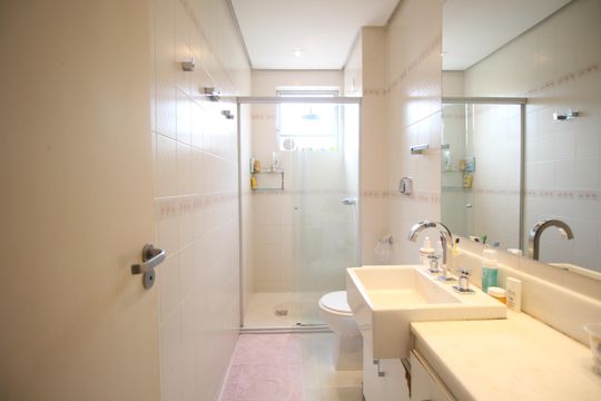 Banheiro de apartamento à venda com 3 quartos, 214m² em São João, Porto Alegre