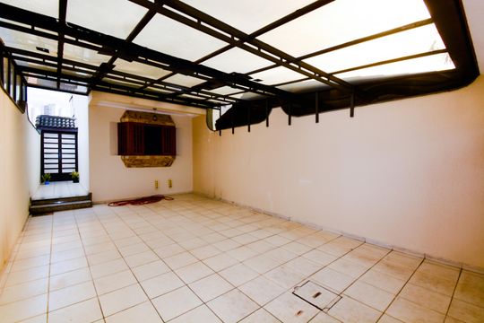 Garagem de casa à venda com 3 quartos, 138m² em Gopouva, Guarulhos