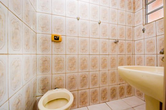 Banheiro de serviço de casa para alugar com 1 quarto, 90m² em Jardim Ponte Alta I, Guarulhos