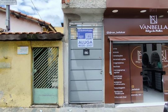 Fachada de casa para alugar com 1 quarto, 60m² em Parque Jacaranda, Taboão da Serra