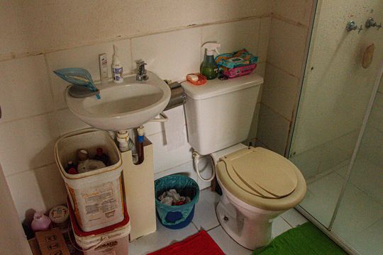 Banheiro de apartamento para alugar com 2 quartos, 50m² em Guaratiba, Rio de Janeiro