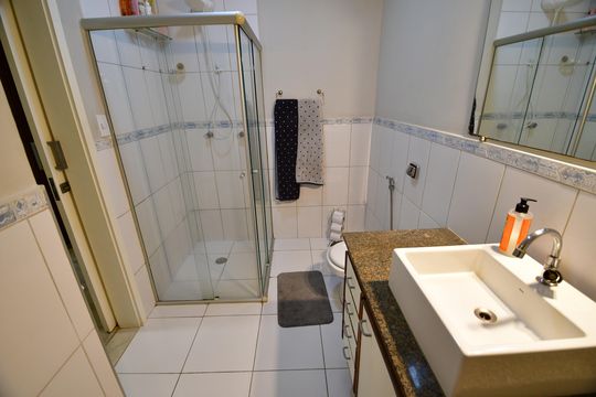 Banheiro Suíte de casa de condomínio à venda com 3 quartos, 172m² em Parque Taquaral, Campinas