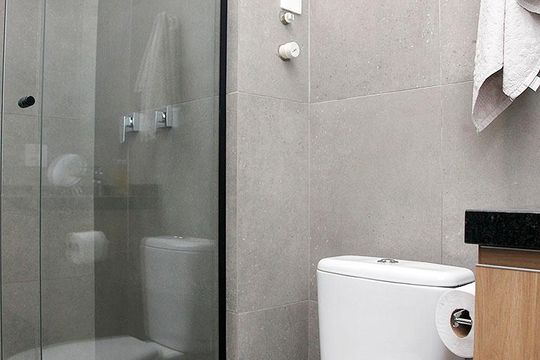 Banheiro de kitnet/studio para alugar com 1 quarto, 32m² em Cidade Baixa, Porto Alegre