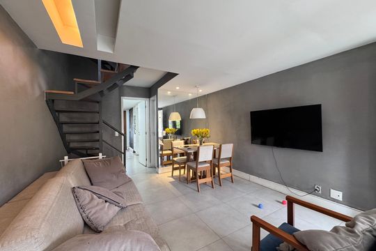 Sala de casa de condomínio à venda com 3 quartos, 72m² em Recreio dos Bandeirantes, Rio de Janeiro