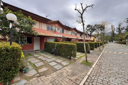 Fachada de casa de condomínio à venda com 3 quartos, 72m² em Recreio dos Bandeirantes, Rio de Janeiro