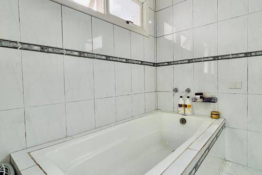 Banheiro da Suíte de casa de condomínio à venda com 4 quartos, 380m² em Morada dos Pássaros, Barueri