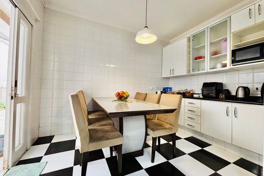 Cozinha  de casa de condomínio à venda com 4 quartos, 380m² em Morada dos Pássaros, Barueri