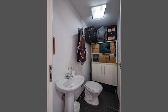 Banheiro de serviço de apartamento para alugar com 3 quartos, 130m² em Jardim Paulista, São Paulo
