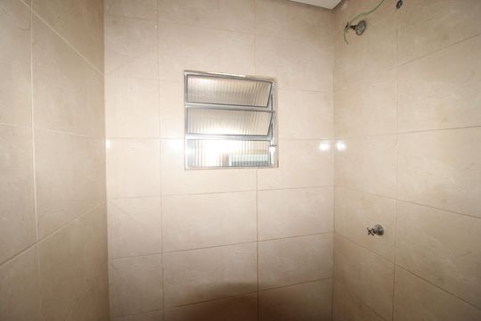 Banheiro de casa para alugar com 2 quartos, 55m² em Vila Jacuí, São Paulo