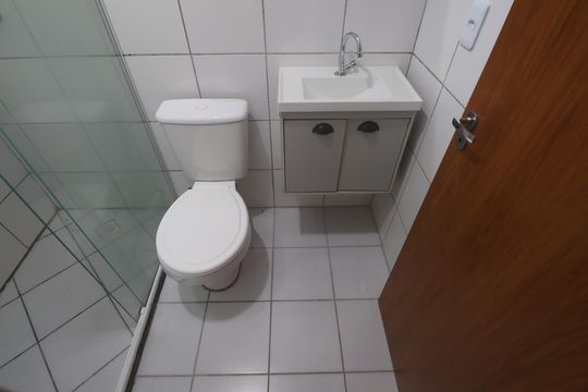 Banheiro de apartamento para alugar com 2 quartos, 41m² em Marechal Rondon, Canoas