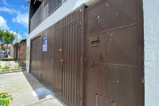 Fachada e Placa de casa à venda com 2 quartos, 60m² em Padroeira, Osasco