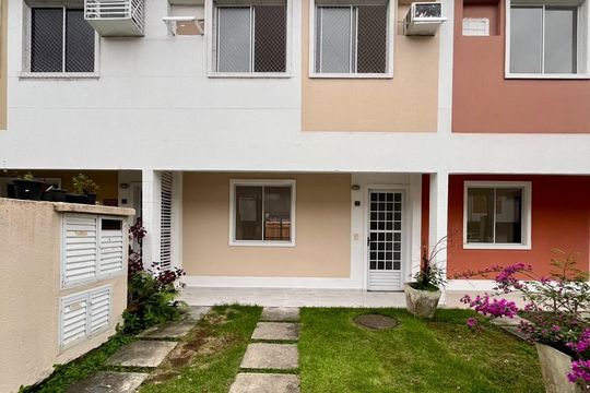 Fachada de casa de condomínio à venda com 3 quartos, 85m² em Vargem Pequena, Rio de Janeiro