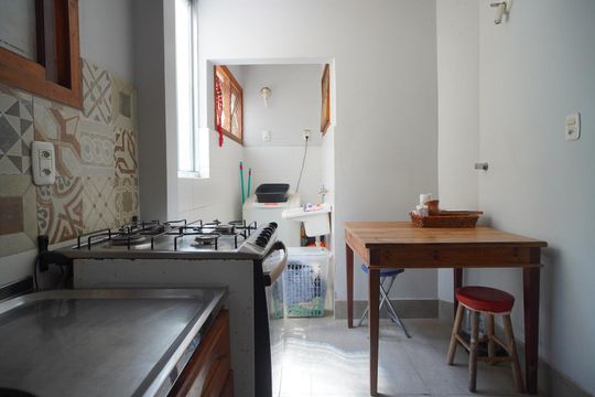 Cozinha e Área de Serviço de apartamento para alugar com 2 quartos, 44m² em Higienópolis, Porto Alegre