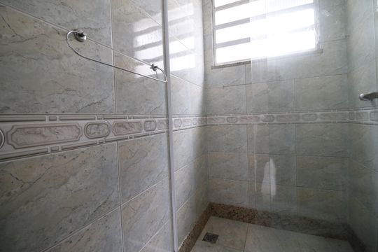 Banheiro de casa para alugar com 3 quartos, 110m² em Curicica, Rio de Janeiro