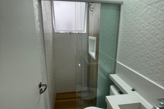 Banheiro de apartamento à venda com 2 quartos, 40m² em Santa Cândida, Curitiba