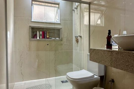 banheiro 5 de casa à venda com 5 quartos, 338m² em Santa Lúcia, Belo Horizonte