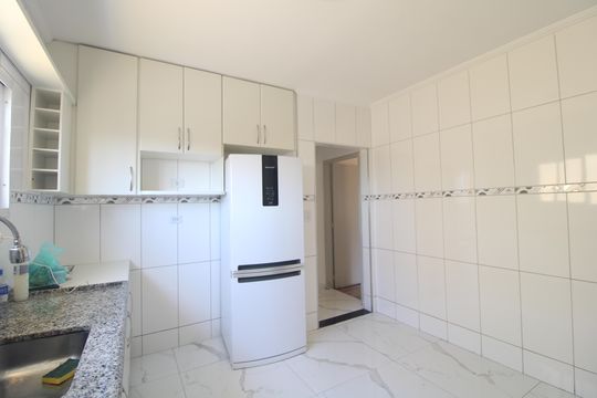 Cozinha de casa para alugar com 3 quartos, 150m² em Jardim Myrna, São Paulo