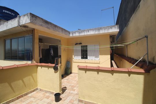 Fundos da casa de casa para alugar com 3 quartos, 150m² em Jardim Myrna, São Paulo
