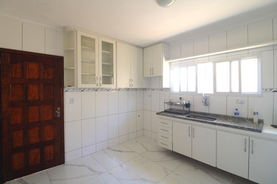 Cozinha de casa para alugar com 3 quartos, 150m² em Jardim Myrna, São Paulo