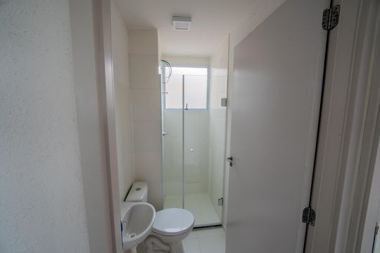 Banheiro de apartamento à venda com 2 quartos, 39m² em Campo de Santana, Curitiba