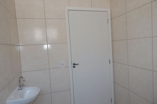 Banheiro de apartamento para alugar com 2 quartos, 50m² em Santa Cruz, Rio de Janeiro