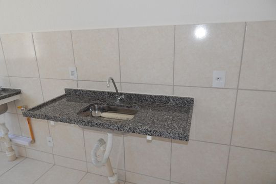 Cozinha pia de apartamento para alugar com 2 quartos, 50m² em Santa Cruz, Rio de Janeiro