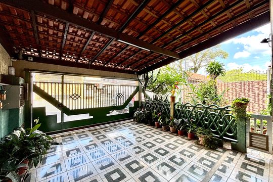 Garagem de casa à venda com 4 quartos, 300m² em Itaquera, São Paulo