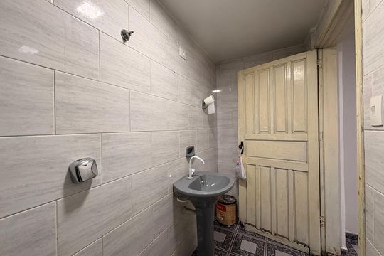 Banheiro edícula de casa à venda com 4 quartos, 229m² em Jardim Las Vegas, Santo André