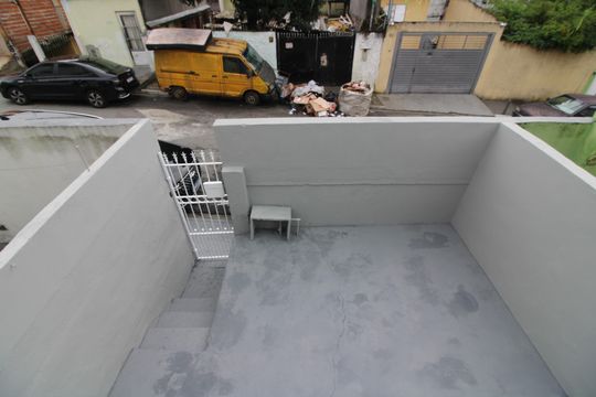 vista varanda da sala de casa para alugar com 1 quarto, 40m² em Vila Araguaia, São Paulo