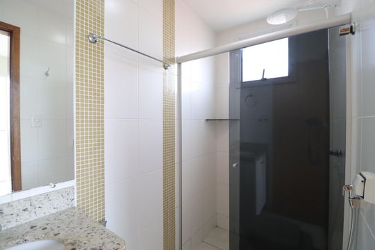 Banheiro do Quarto 3 de apartamento para alugar com 3 quartos, 85m² em Santa Mônica, Uberlândia