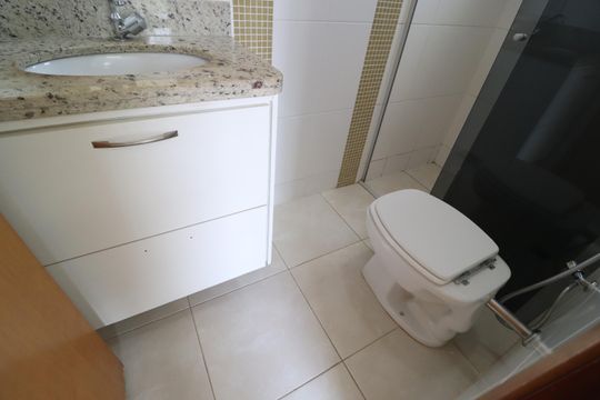 Banheiro do Quarto 3 de apartamento para alugar com 3 quartos, 85m² em Santa Mônica, Uberlândia