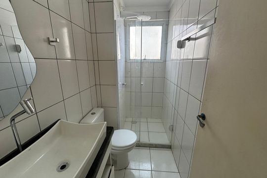 Banheiro de apartamento para alugar com 2 quartos, 58m² em Jardim Tupanci, Barueri