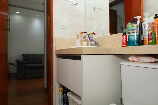 Banheiro de apartamento à venda com 2 quartos, 50m² em Vila Carmosina, São Paulo