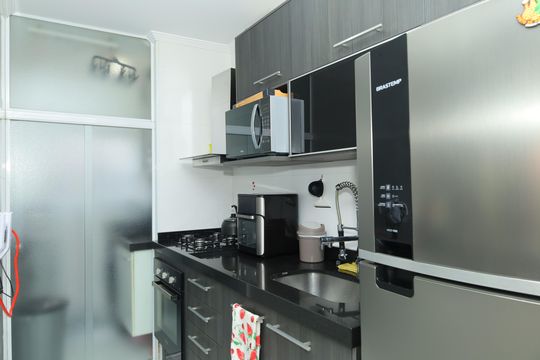Cozinha de apartamento à venda com 2 quartos, 50m² em Vila Carmosina, São Paulo