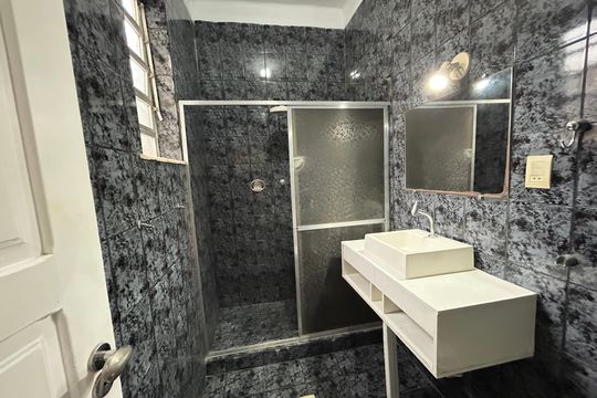 Banheiro de casa para alugar com 2 quartos, 66m² em Madureira, Rio de Janeiro