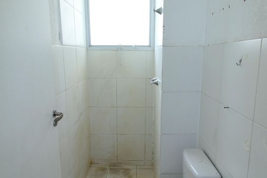 Banheiro de apartamento para alugar com 2 quartos, 40m² em Brás de Pina, Rio de Janeiro